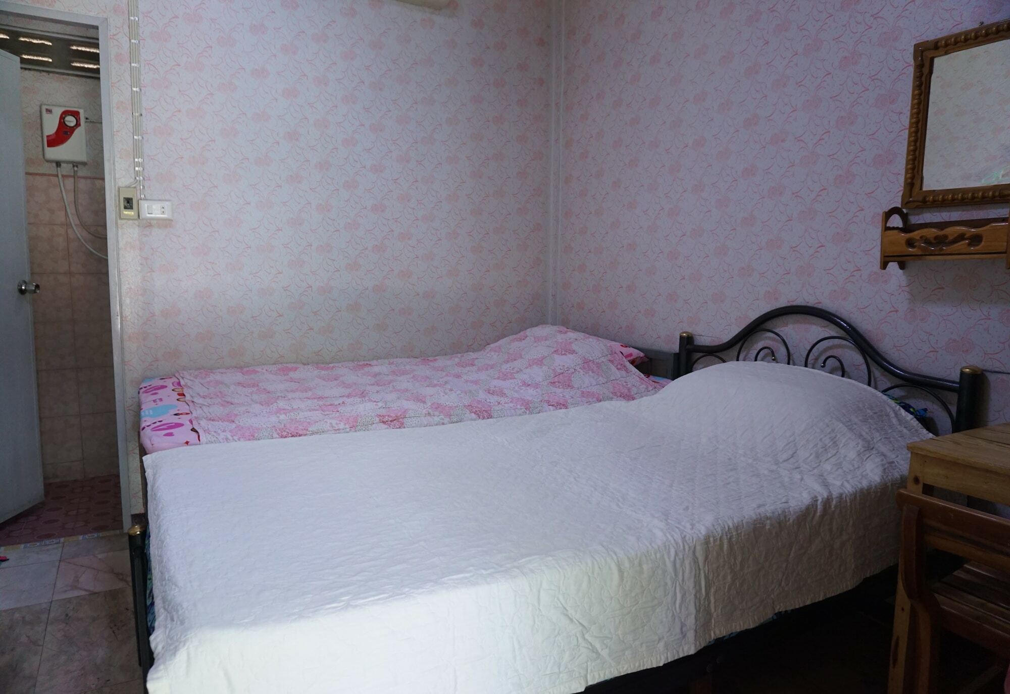 Three J Guesthouse Kamphaeng Phet Ngoại thất bức ảnh